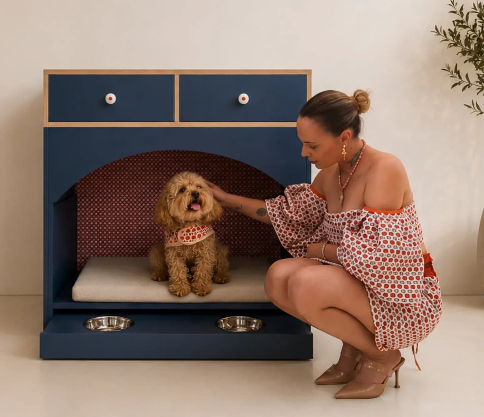 Mueble Oddie en azul marino con un perro y una modelo vestida con el mismo estampado