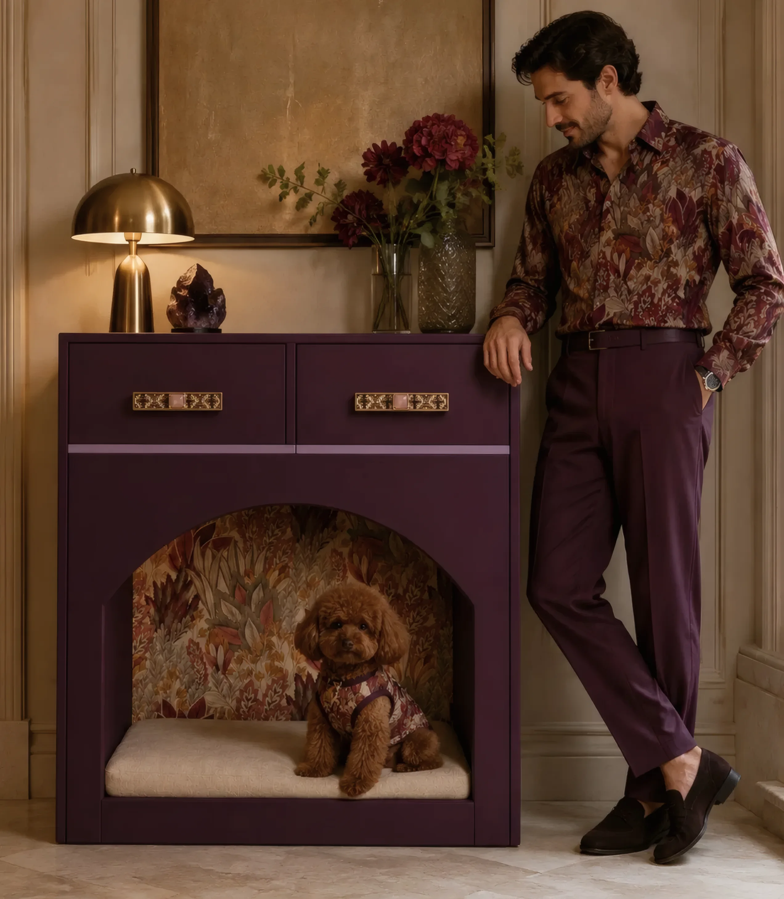 Oddie berenjena con su dueño, con una camisa del mismo estampado de hojas de la alcoba, y el perro descansando dentro