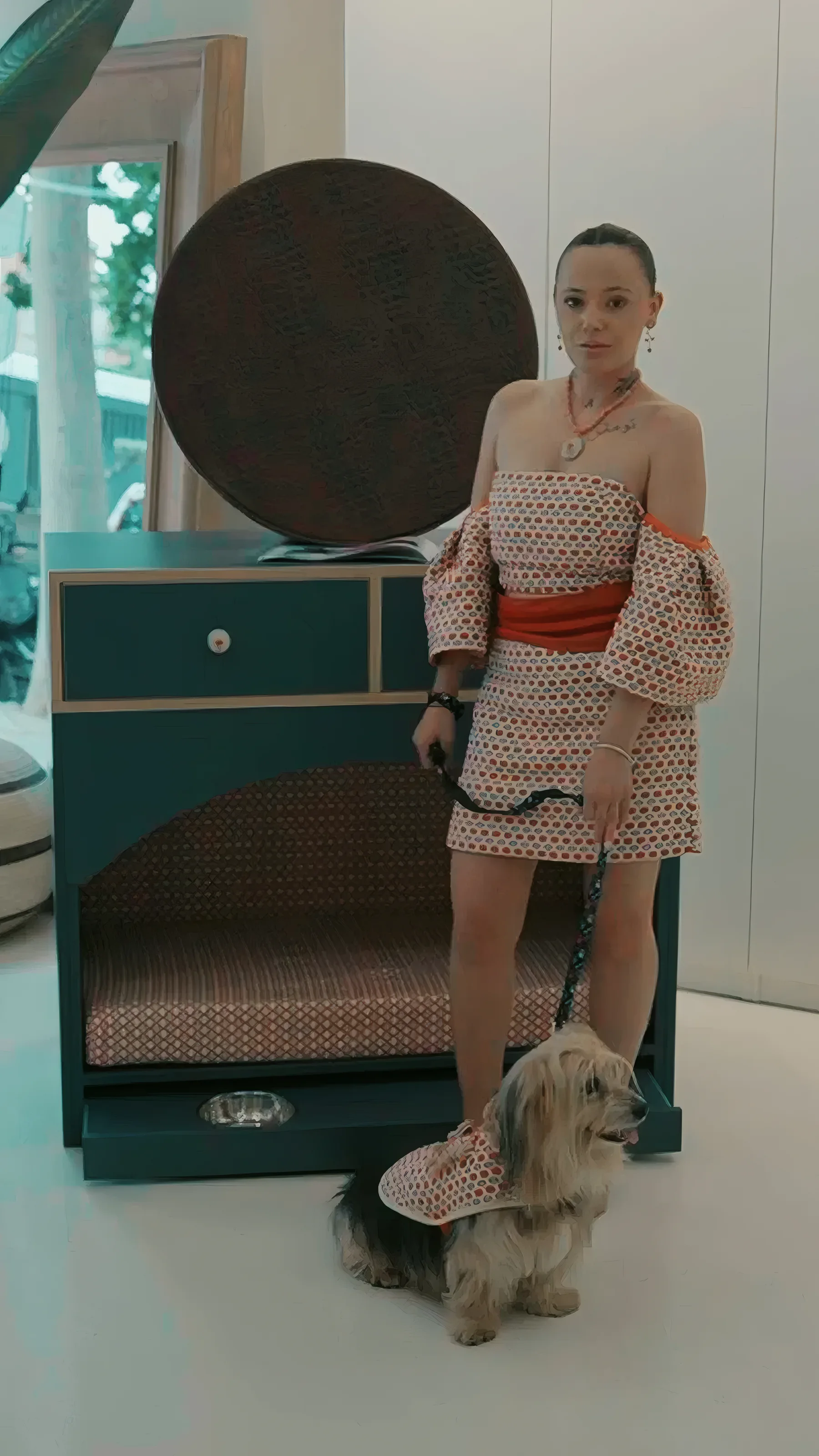 La modelo, con el collar y un vestido del estampado E4, junto al Oddie marino y su perro