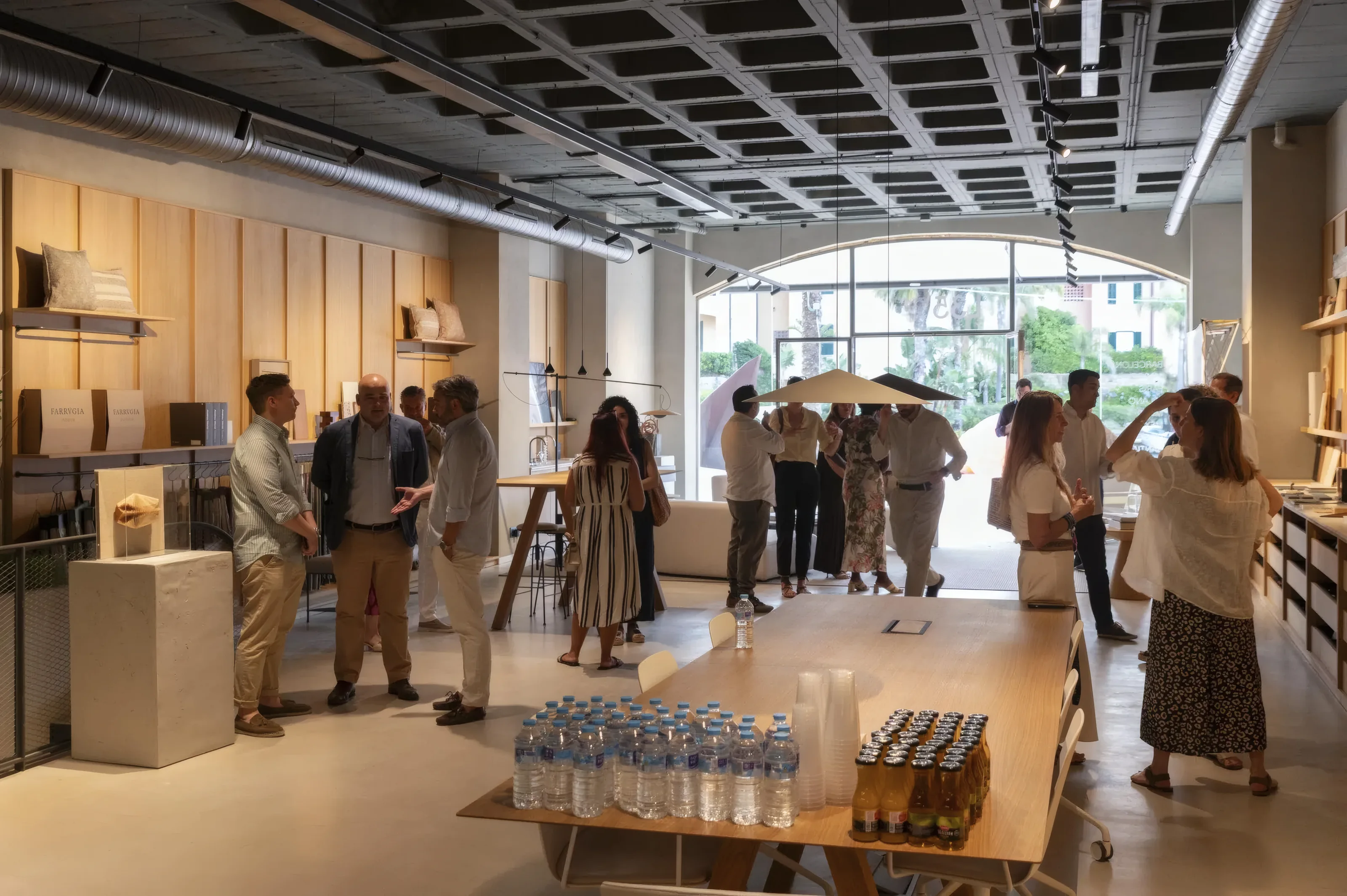 Asistentes conversando en el showroom de Sotogrande Hábitat Collection