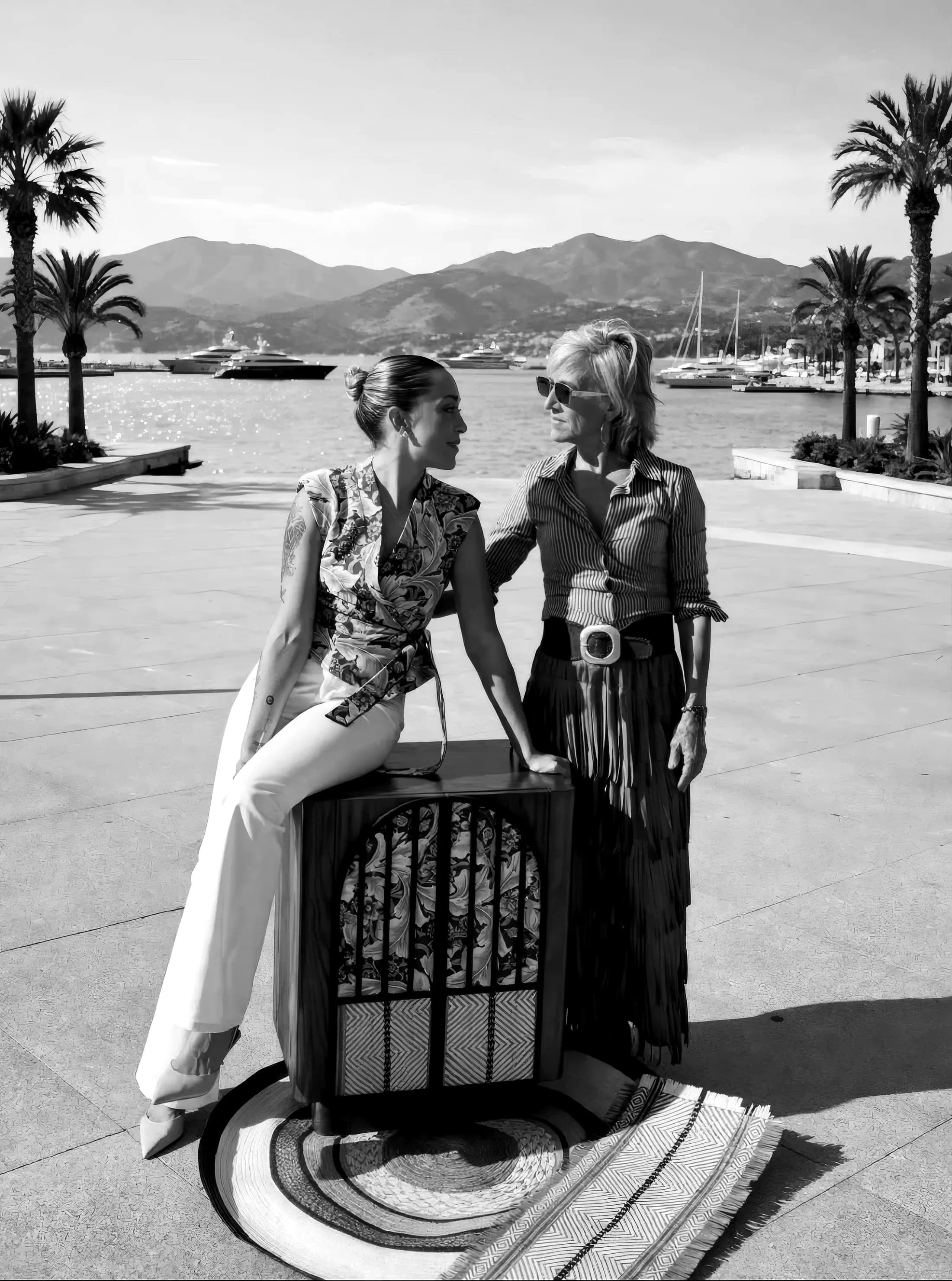 Mar Sanz y María San José en el puerto de Málaga, junto a un mueble de Alegory